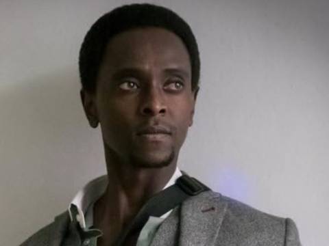 Edi Gathegi surpreende com físico para viver Sr. Incrível em Superman.