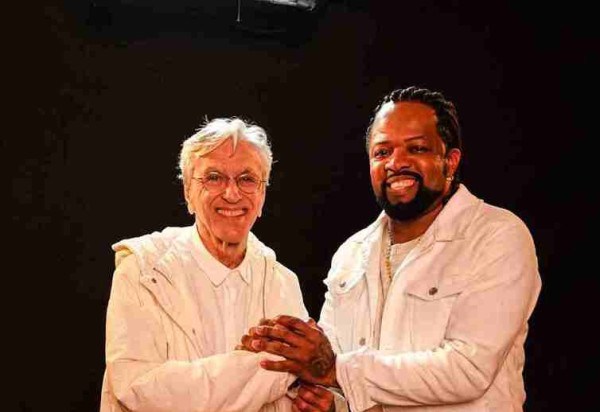 Xande de Pilares fará turnê com sucessos de Caetano Veloso.