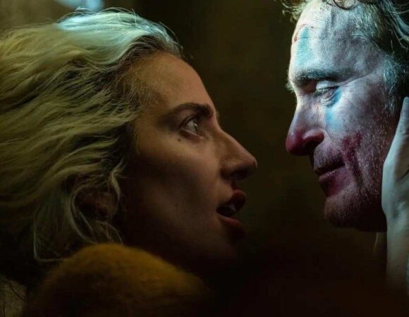 Sequência de Coringa ganha trailer com beijo entre Lady Gaga e Joaquin Phoenix.