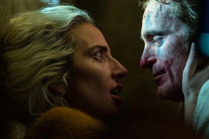 Sequência de Coringa ganha trailer com beijo entre Lady Gaga e Joaquin Phoenix.