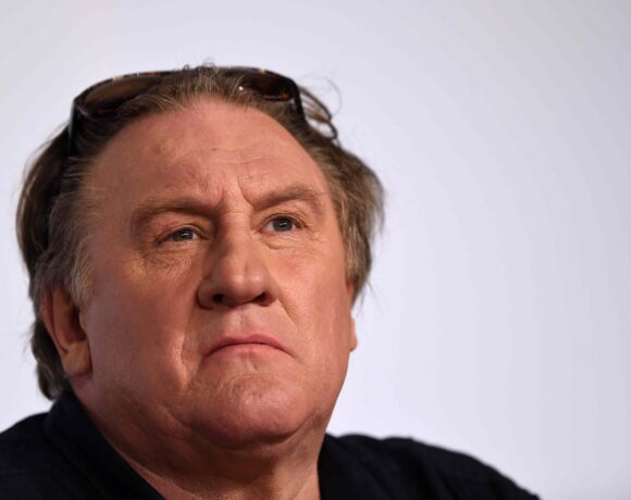 Gérard Depardieu é preso por denúncias de agressões sexuais.