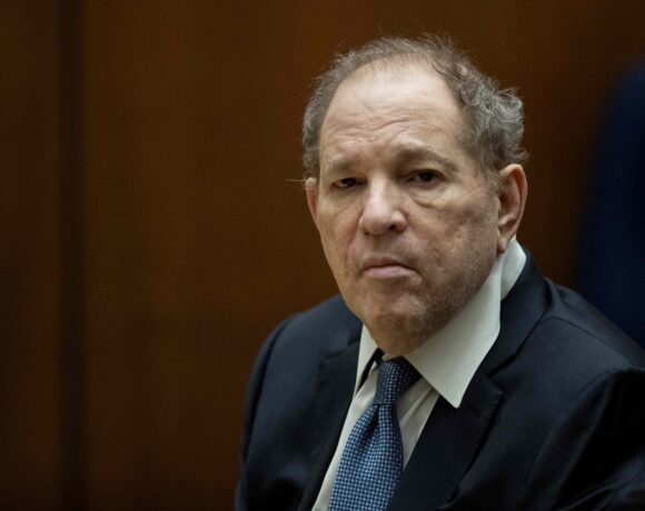 Tribunal anula uma das condenações por estupro de Harvey Weinstein.
