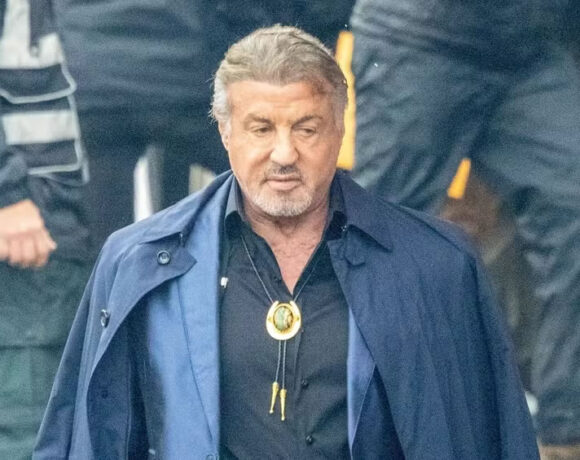 Sylvester Stallone volta ao set após acusação de insultos.