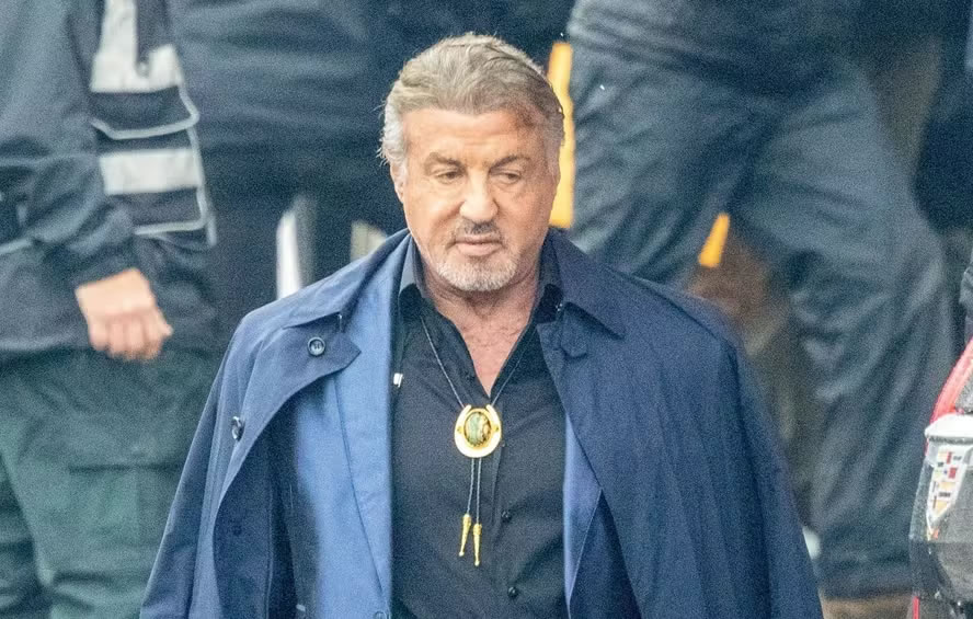 Sylvester Stallone volta ao set após acusação de insultos.
