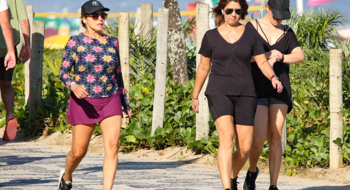Daniela Mercury caminha na orla ao lado de Malu