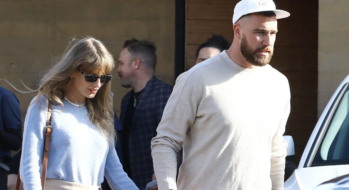 Taylor Swift e Travis Kelce aproveitam dia romântico juntos no Lago Como