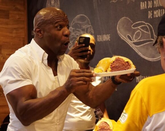 Terry Crews, ator de ‘As Branquelas’, visita Mercadão de SP.