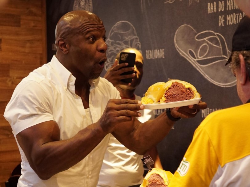 Terry Crews, ator de ‘As Branquelas’, visita Mercadão de SP.