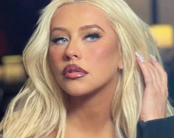 Christina Aguilera confirma mudança de gravadora.