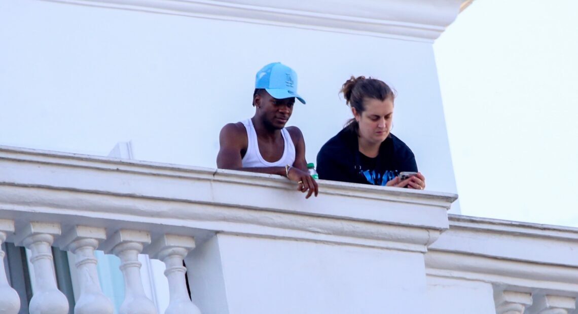 Filho de Madonna observa estrutura do show do alto do Copacabana Palace