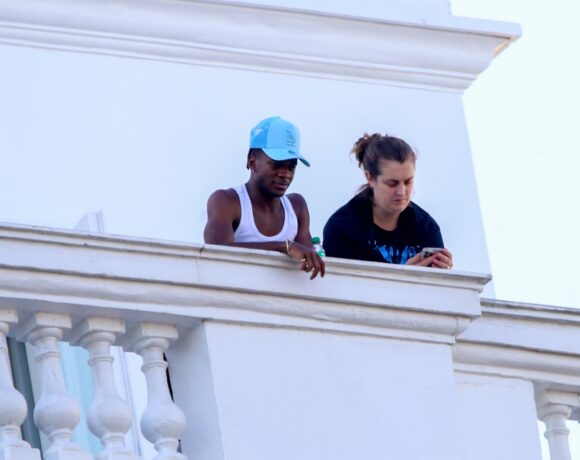 Filho de Madonna observa estrutura do show do alto do Copacabana Palace