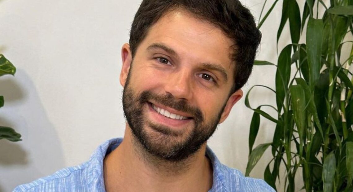 Duda Nagle tem um susto ao encontrar uma barata em seu sanduíche.