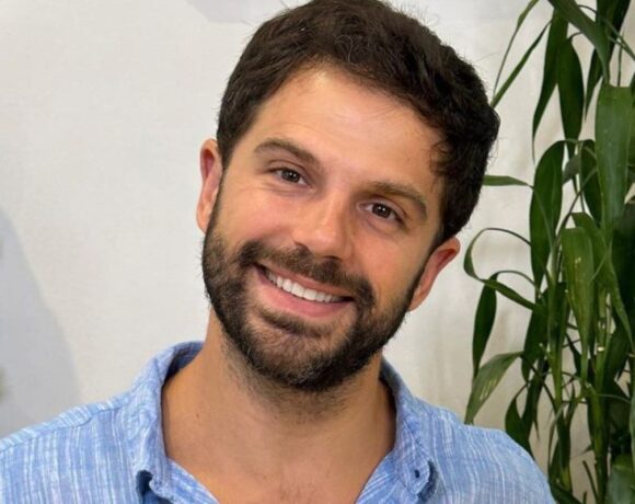 Duda Nagle tem um susto ao encontrar uma barata em seu sanduíche.