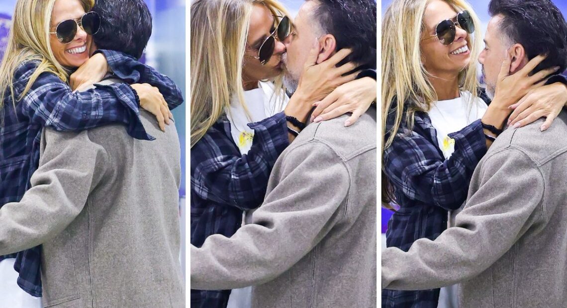 Adriane Galisteu dá beijo no esposo no saguão de aeroporto