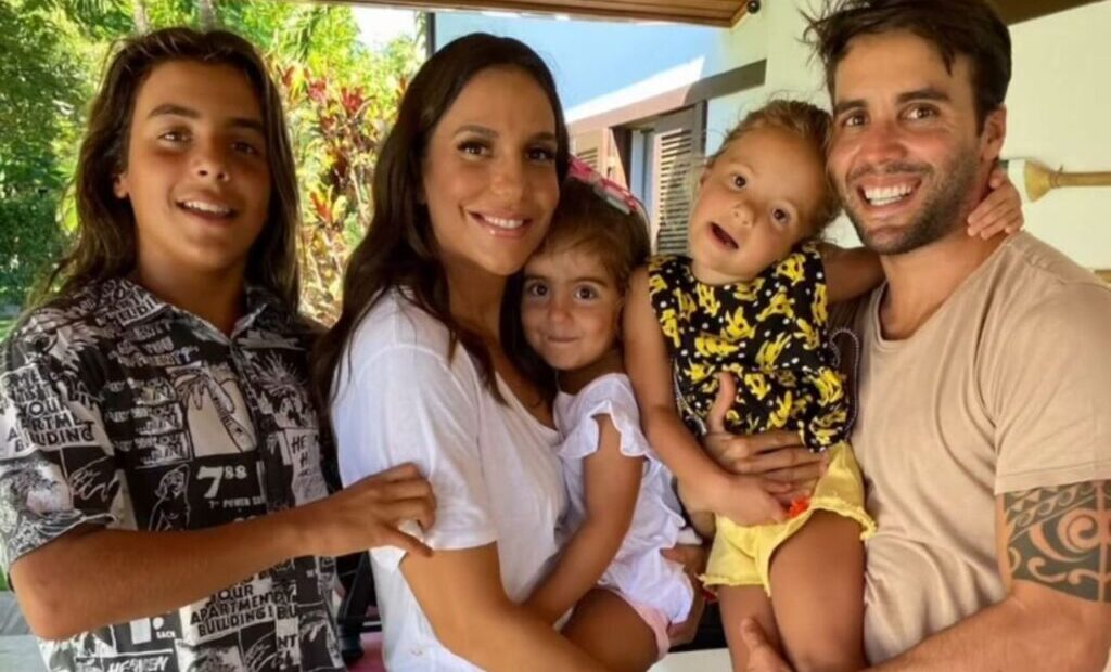 Ivete posta foto com família no dia das mães.