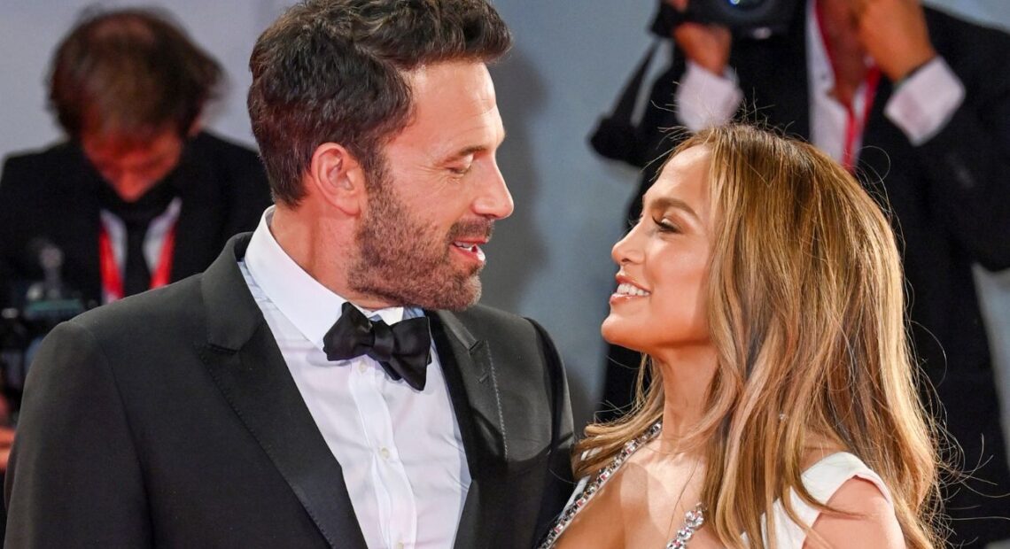 Jennifer Lopez e Ben Affleck são flagrados juntos após quase dois meses