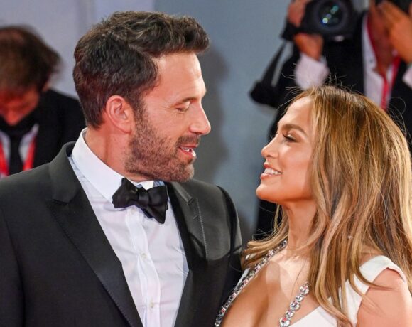 Jennifer Lopez e Ben Affleck são flagrados juntos após quase dois meses