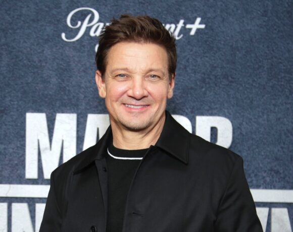 Um Mistério de Facas Aumenta com a Adição de Jeremy Renner