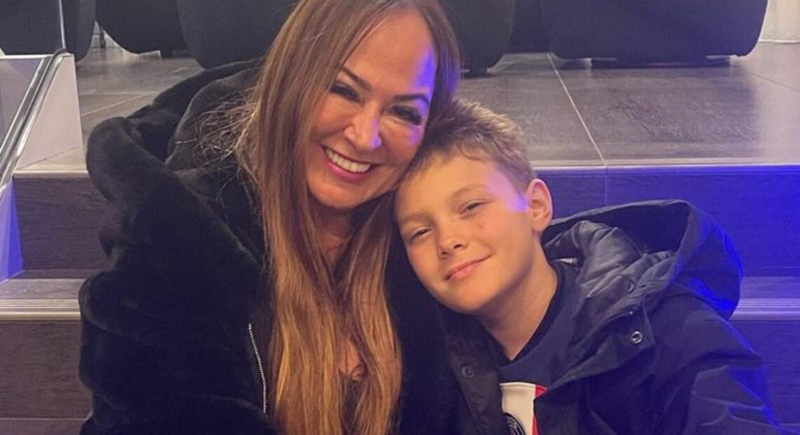 Após polêmica, mãe de Neymar apaga fotos com neto das redes sociais.