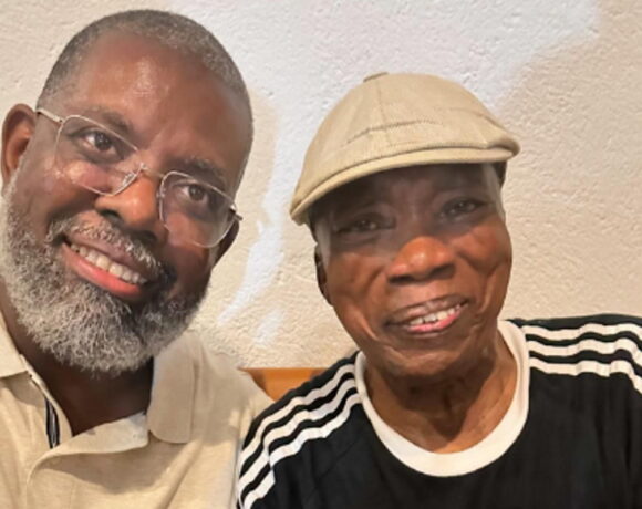 Péricles e Milton Nascimento regravam juntos “Maria, Maria”.