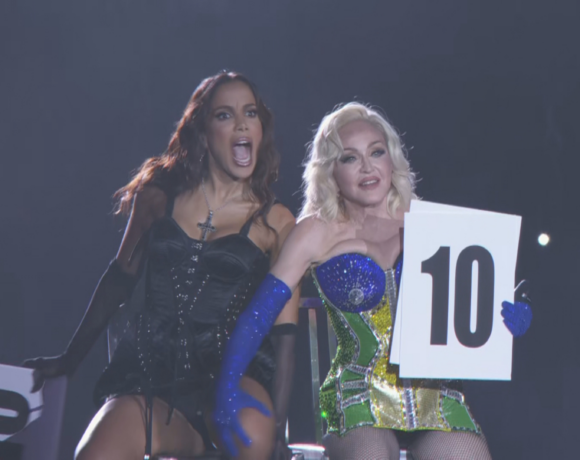 Anitta sobe ao palco de Madonna em show em Copacabana.