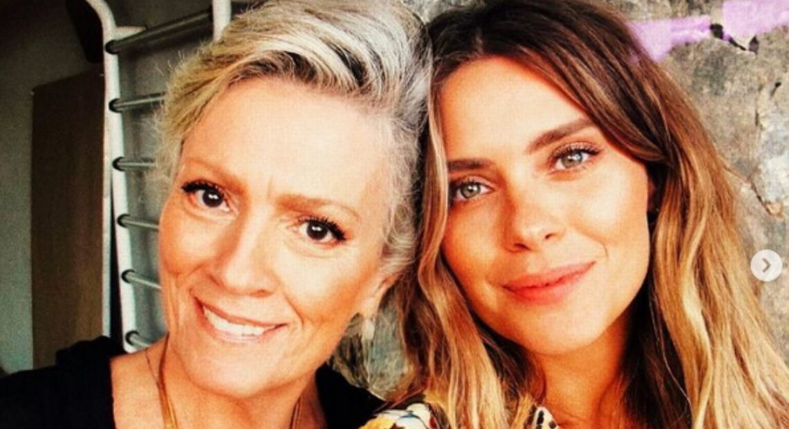 Carolina Dieckmann compartilha texto sobre falecimento de sua mãe