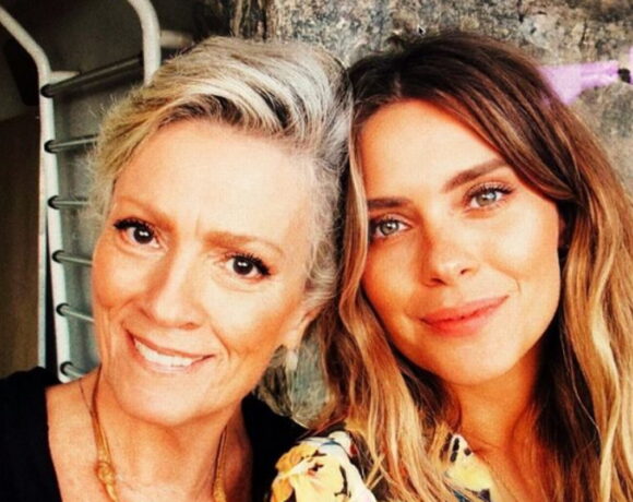 Carolina Dieckmann compartilha texto sobre falecimento de sua mãe