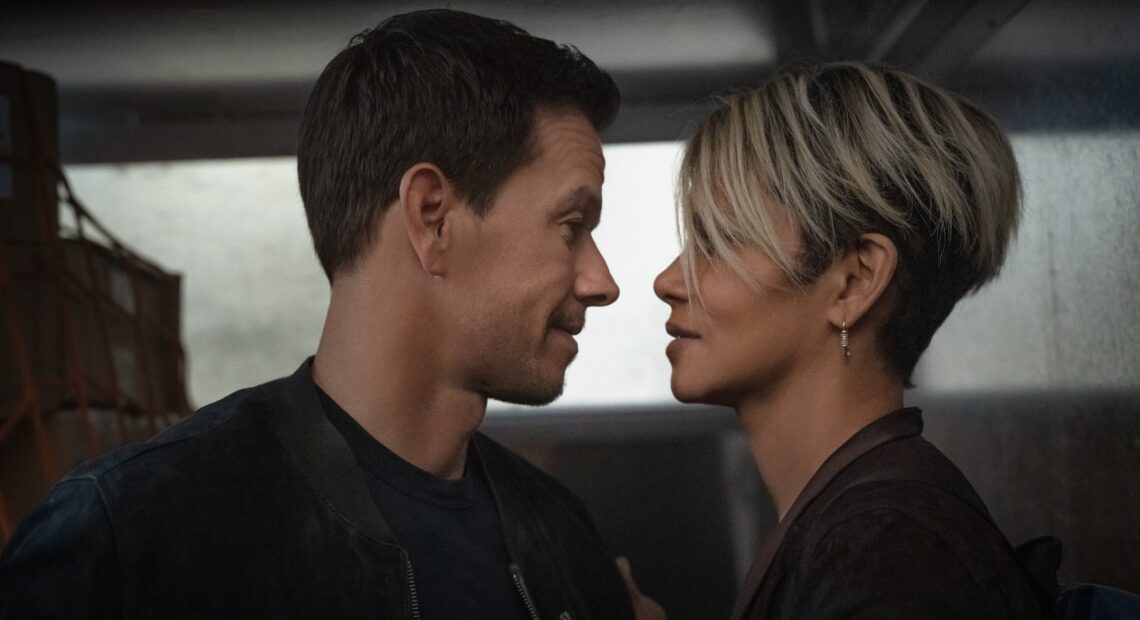 Halle Berry transforma ex-namorado da infância Mark Wahlberg em espião em comédia romântica da Netflix