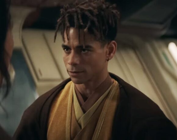 Charlie Barnett fala sobre Yord, sabres de luz amarelos e o ego Jedi