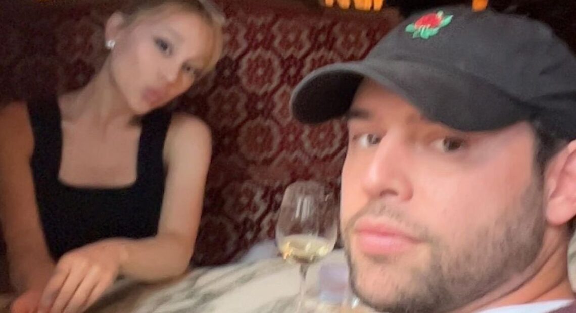 Ariana Grande e Scooter Braun estão animados para manter parceria comercial ativa