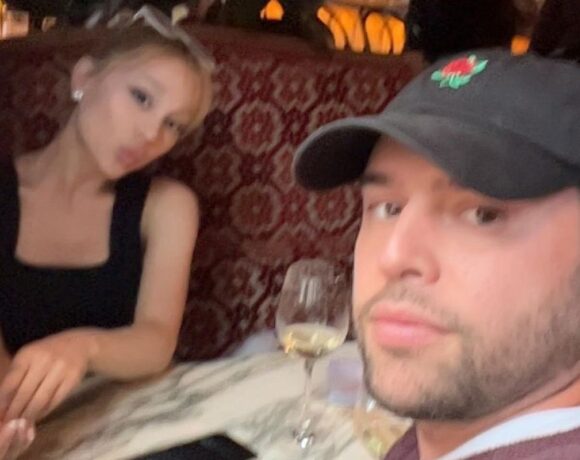 Ariana Grande e Scooter Braun estão animados para manter parceria comercial ativa