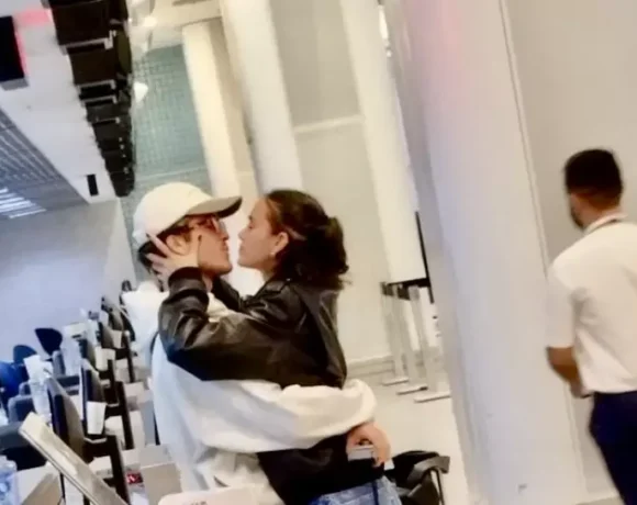 Bruna Marquezine e João Guilherme trocam beijos.
