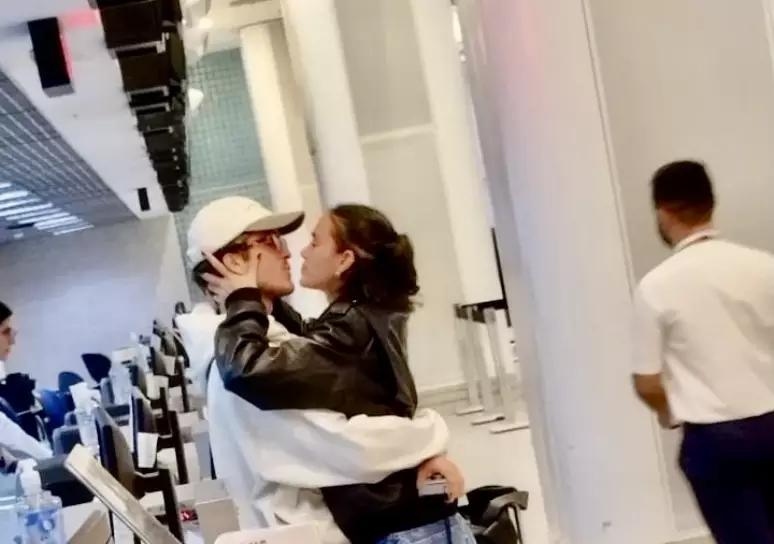 Bruna Marquezine e João Guilherme trocam beijos.