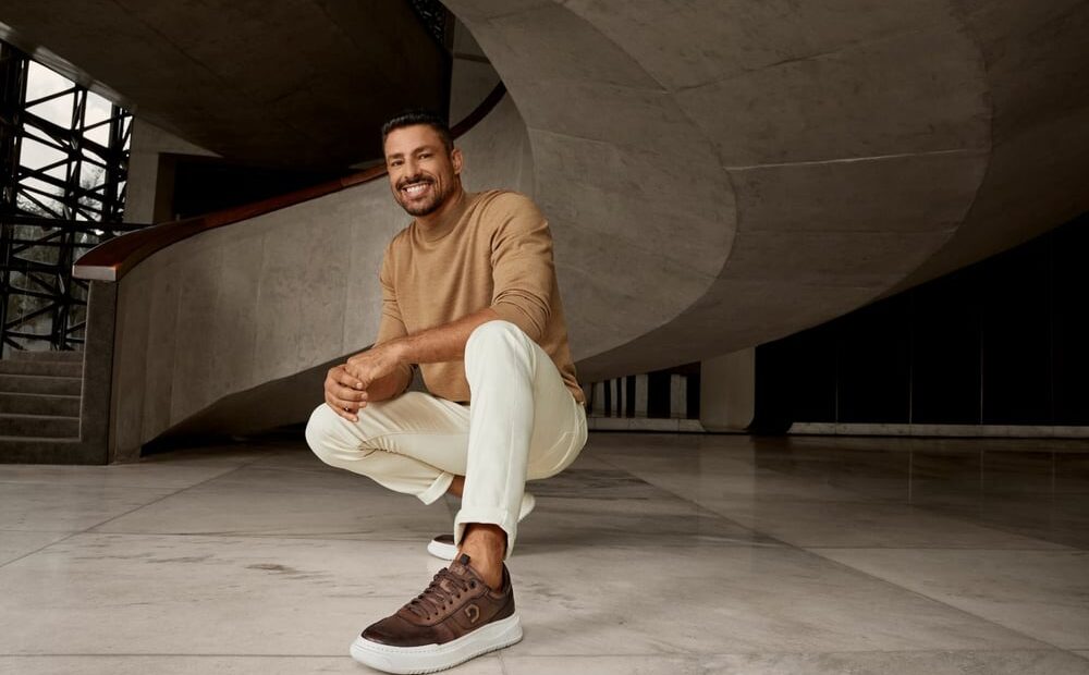 Cauã Reymond é o protagonista da nova campanha de Dia dos Namorados da Democrata