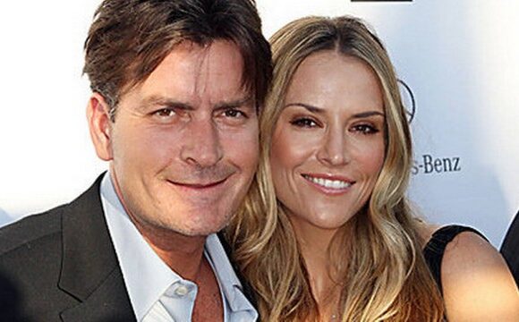 Charlie Sheen apoia e defende a ex-namorada investigada pela morte de Matthew Perry