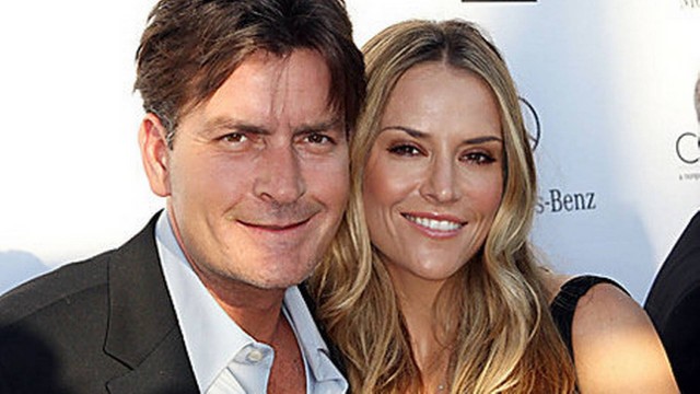 Charlie Sheen apoia e defende a ex-namorada investigada pela morte de Matthew Perry