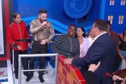 Diego Hypólito surpreende ao tirar a roupa no programa de Ratinho.