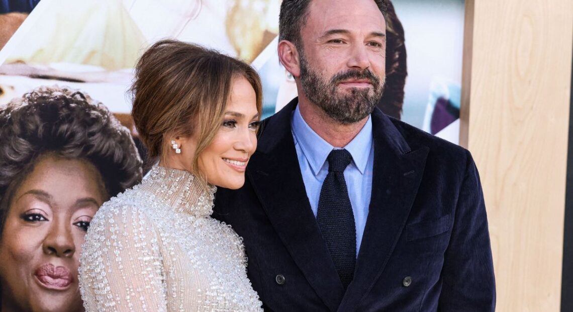 Jennifer Lopez retorna dos compromissos na Europa e se encontra com Ben Affleck