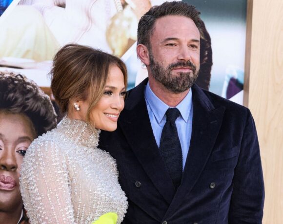 Jennifer Lopez retorna dos compromissos na Europa e se encontra com Ben Affleck
