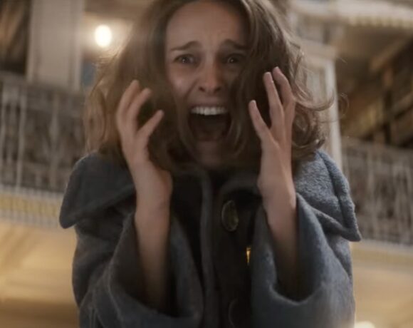 Natalie Portman é uma dona de casa entediada investigando um assassinato.
