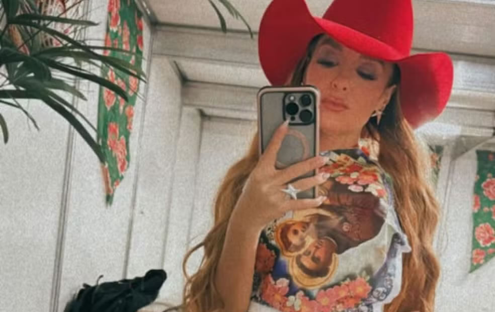 Maiara pede para receber imagem de Santo Antônio em show.