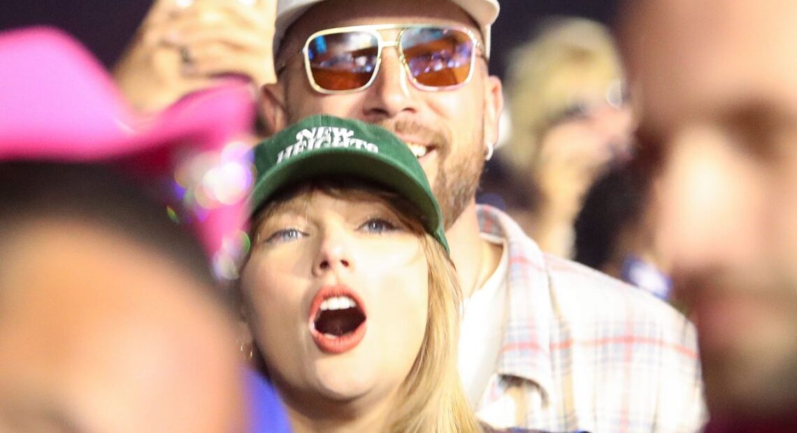 Travis Kelce se sente abençoado por estar próximo de Taylor Swift.