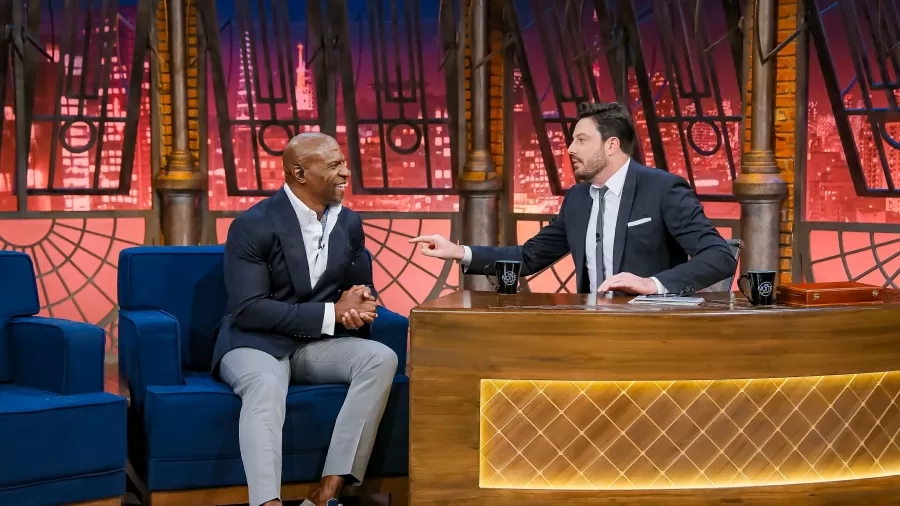 Terry Crews brilha no programa The Noite