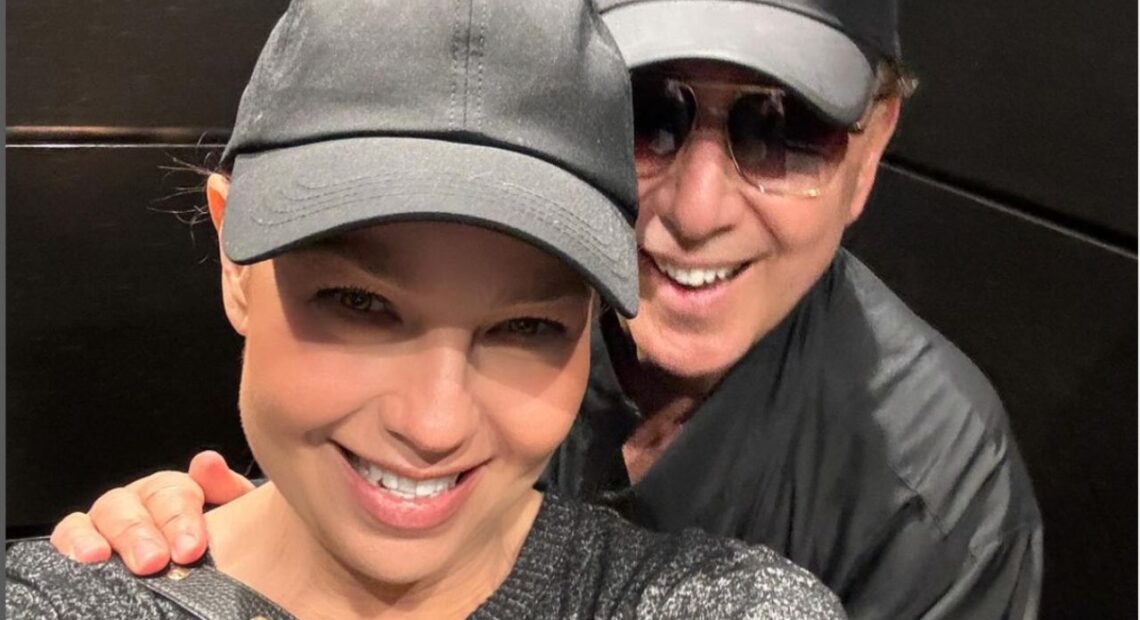 Thalia e seu marido ficam presos em elevador