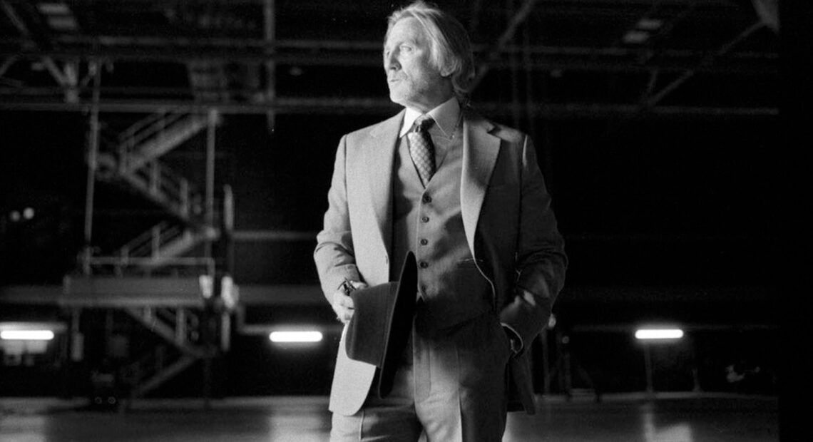 Daniel Craig está de volta como Benoit Blanc enquanto Rian Johnson compartilha a primeira imagem de Wake Up Dead Man
