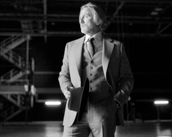 Daniel Craig está de volta como Benoit Blanc enquanto Rian Johnson compartilha a primeira imagem de Wake Up Dead Man