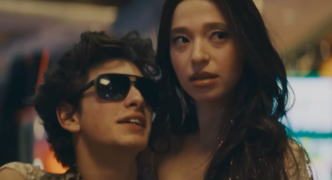 Mikey Madison se apaixona por um oligarca russo em Anora