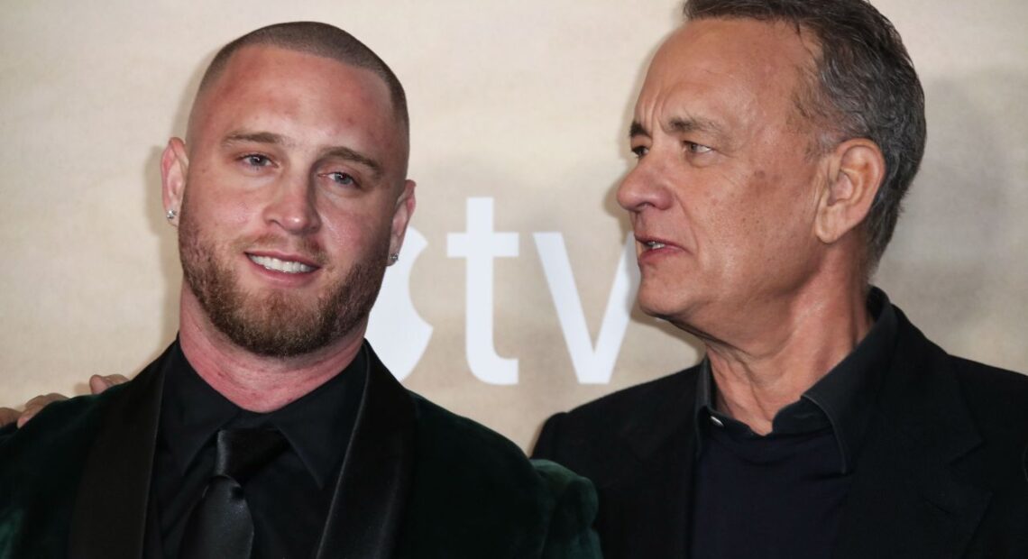 Filho de Tom Hanks tem sua música associada a grupos de ódio