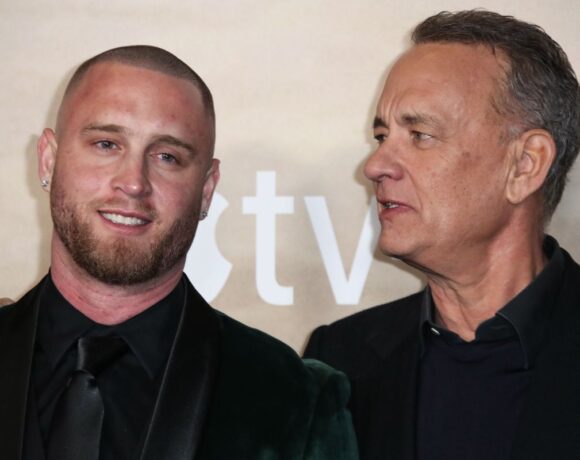Filho de Tom Hanks tem sua música associada a grupos de ódio