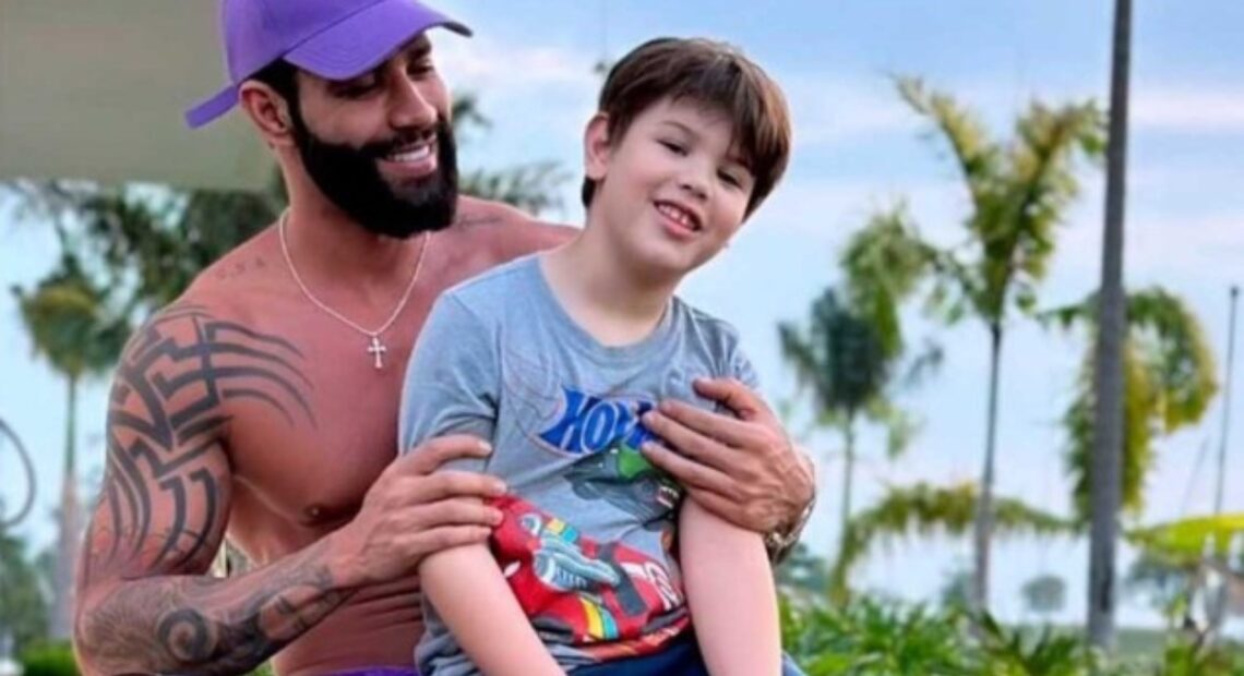 Gusttavo Lima se pronuncia sobre críticas ao seu filho.